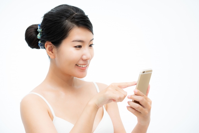 スマホを触る女性