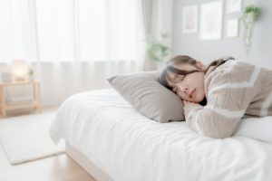 眠る女性